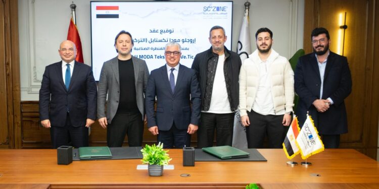 جانب من التوقيع