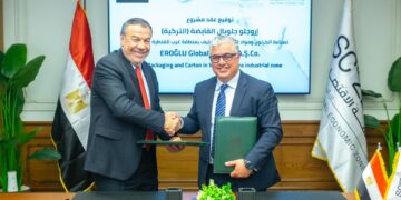 جانب من التوقيع