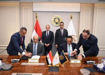 جانب من التوقيع