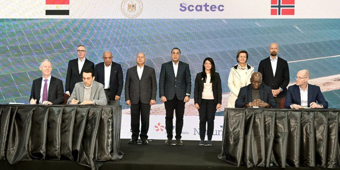 جانب من التوقيع