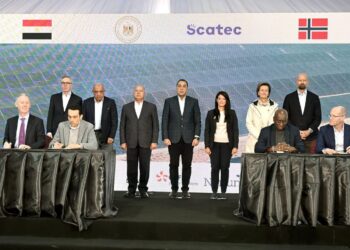 جانب من التوقيع