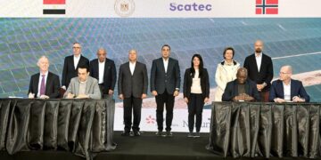 جانب من التوقيع