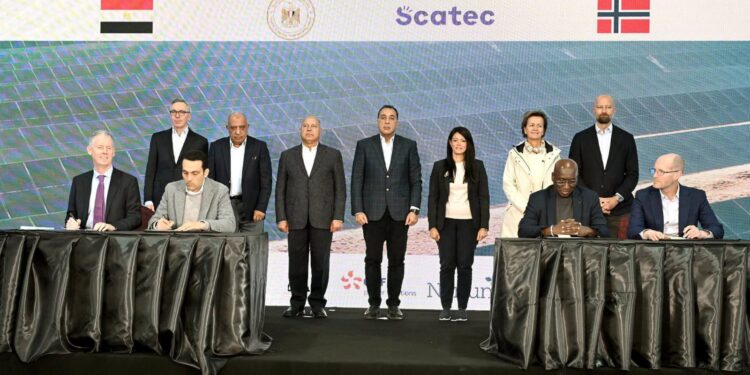 جانب من التوقيع