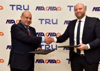 جانب من التوقيع