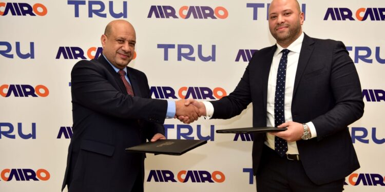 جانب من التوقيع