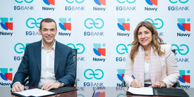 جانب من التوقيع