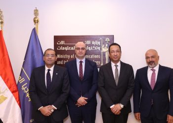 جانب من التوقيع