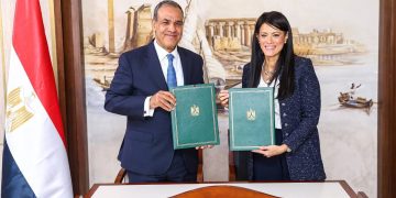 جانب من توقيع البروتوكول