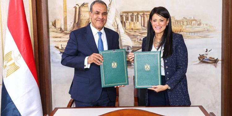 جانب من توقيع البروتوكول