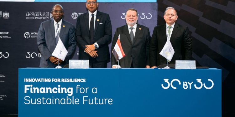 جانب من التوقيع