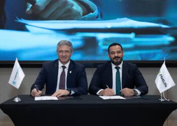 جانب من التوقيع