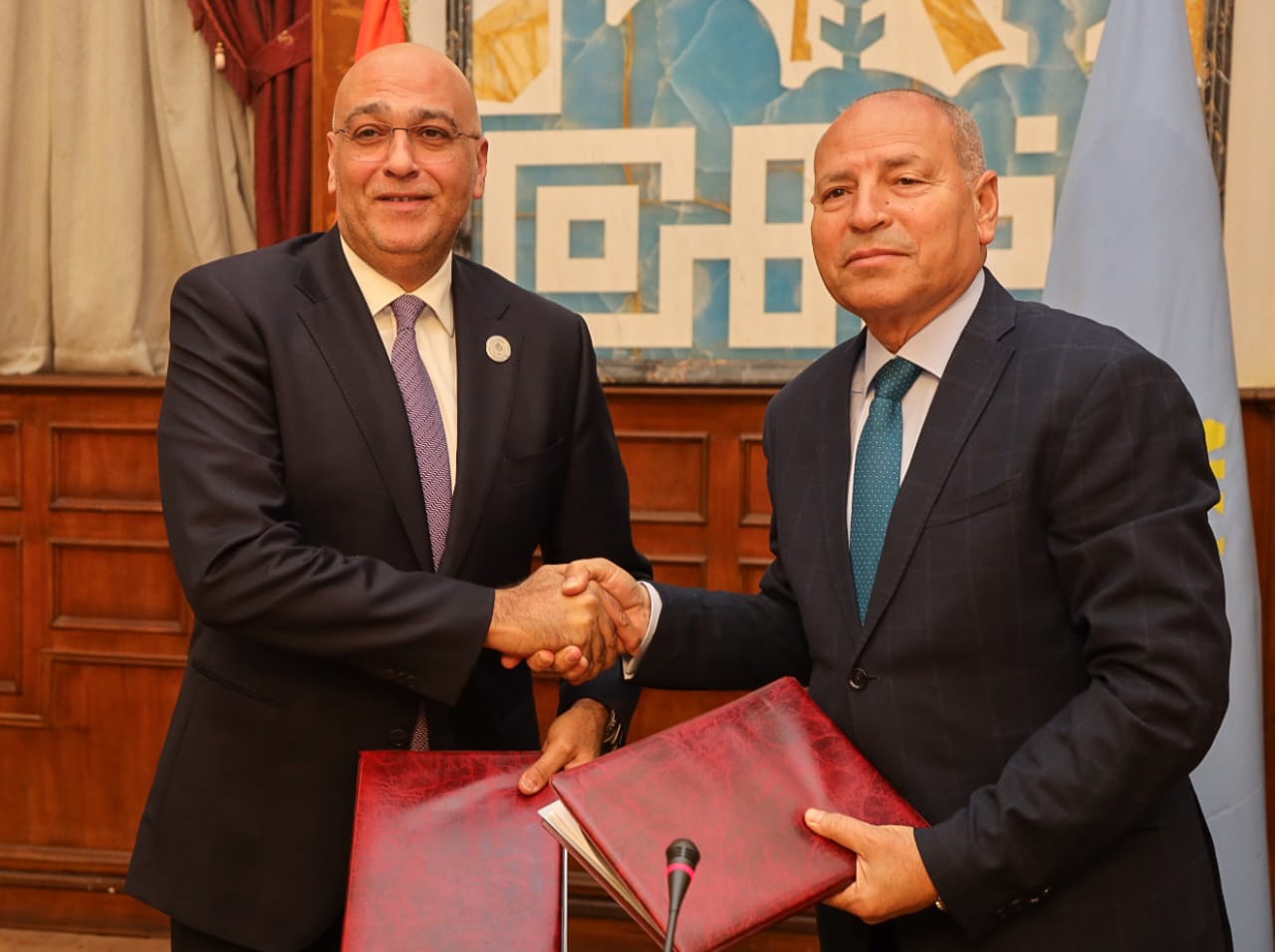 جانب من التوقيع 