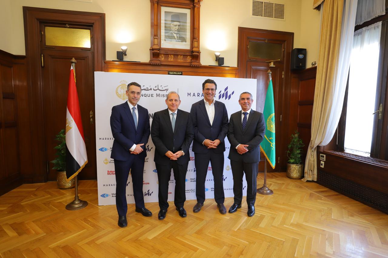 جانب من التوقيع