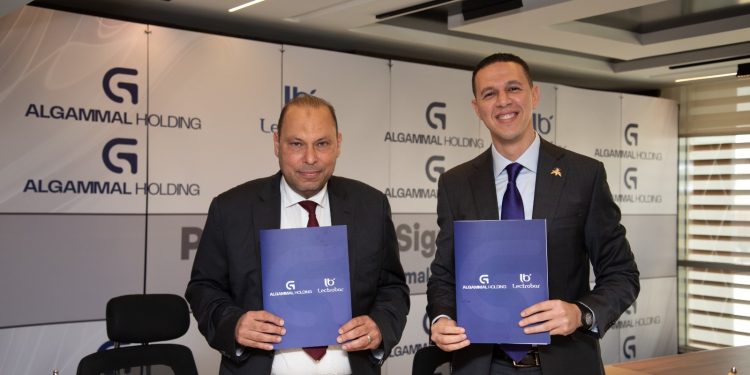 جانب من توقيع الاتفاقية