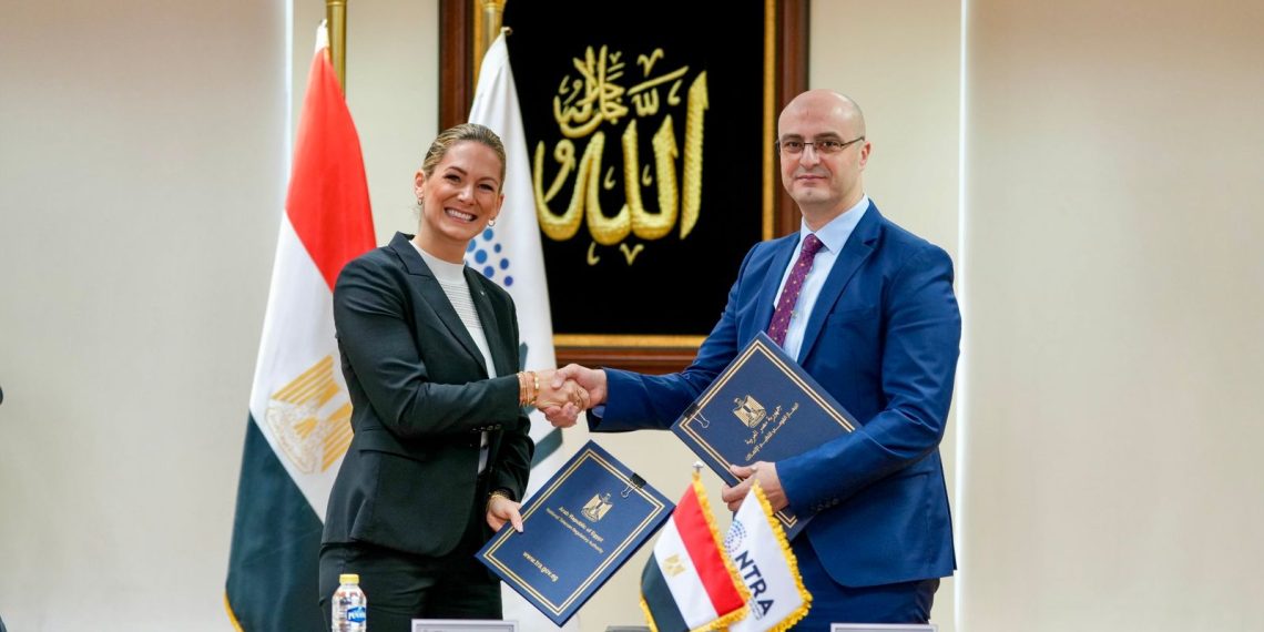 جانب من التوقيع