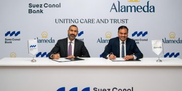 جانب من التوقيع