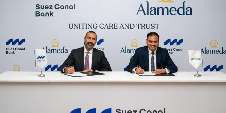 جانب من التوقيع