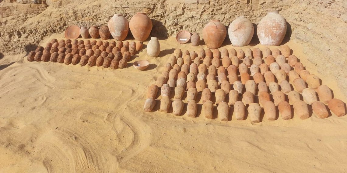 مجموعة من المقابر الصخرية بقبة الهواء بأسوان