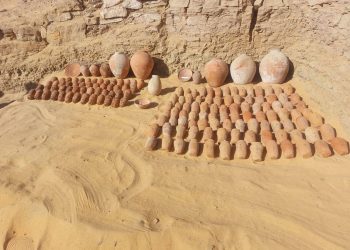 مجموعة من المقابر الصخرية بقبة الهواء بأسوان