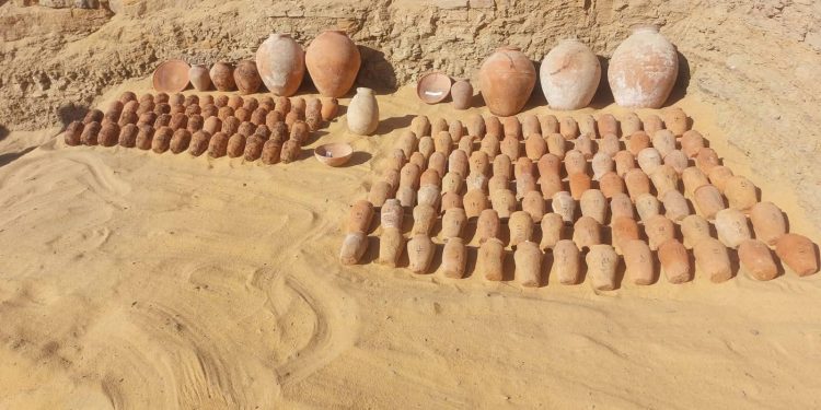 مجموعة من المقابر الصخرية بقبة الهواء بأسوان