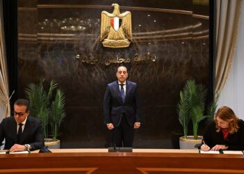 جانب من التوقيع