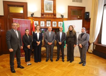 جانب من التوقيع