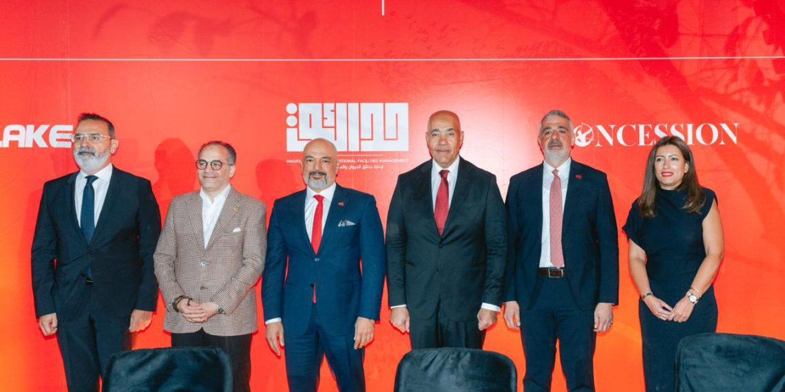 جانب من التوقيع