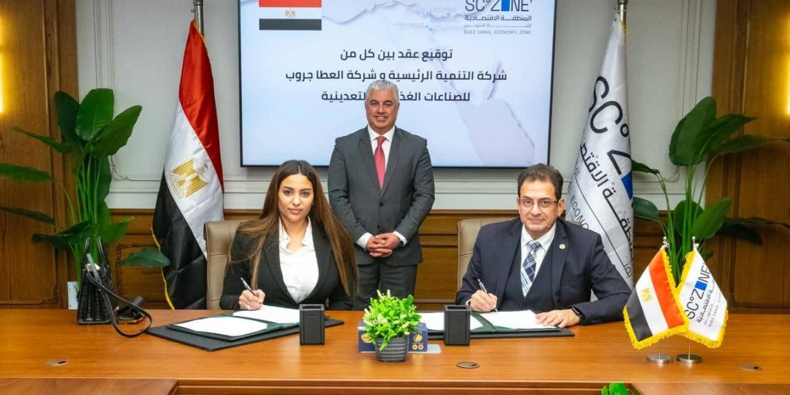 جانب من التوقيع