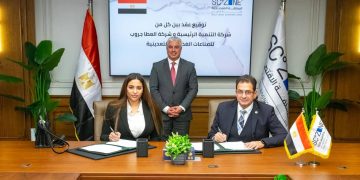 جانب من التوقيع