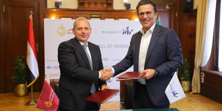 جانب من التوقيع