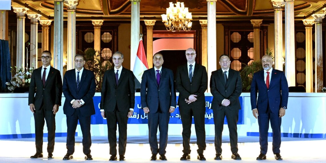 جانب من توقيع الاتفاقيات