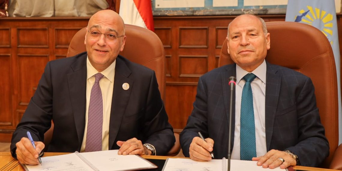 جانب من التوقيع