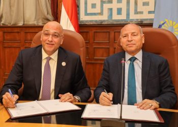 جانب من التوقيع