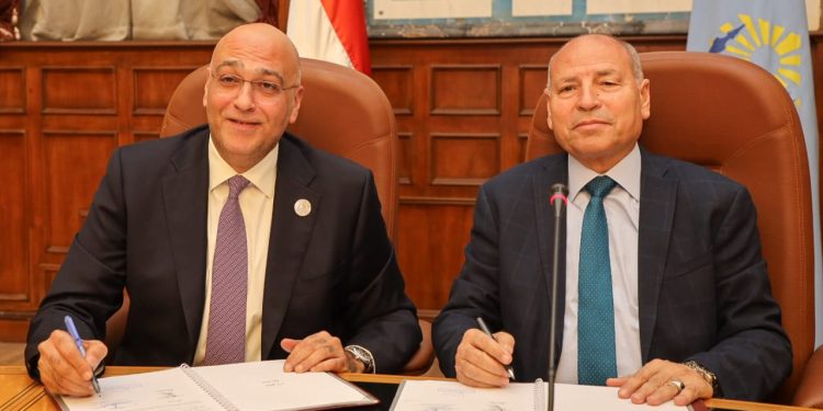 جانب من التوقيع