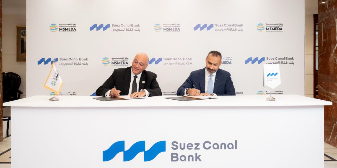 جانب من توقيع العقد