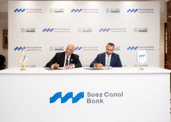 جانب من توقيع العقد