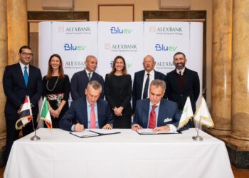 جانب من التوقيع