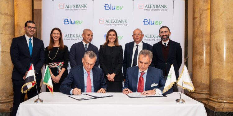 جانب من التوقيع