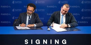 جانب من التوقيع