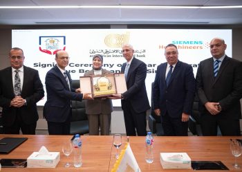 جانب من التوقيع