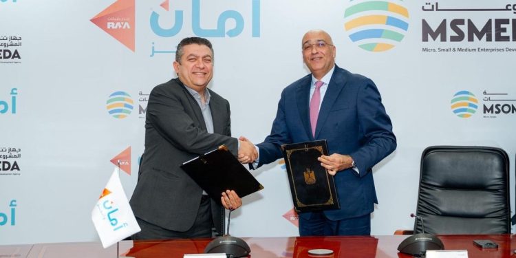 جانب من التوقيع