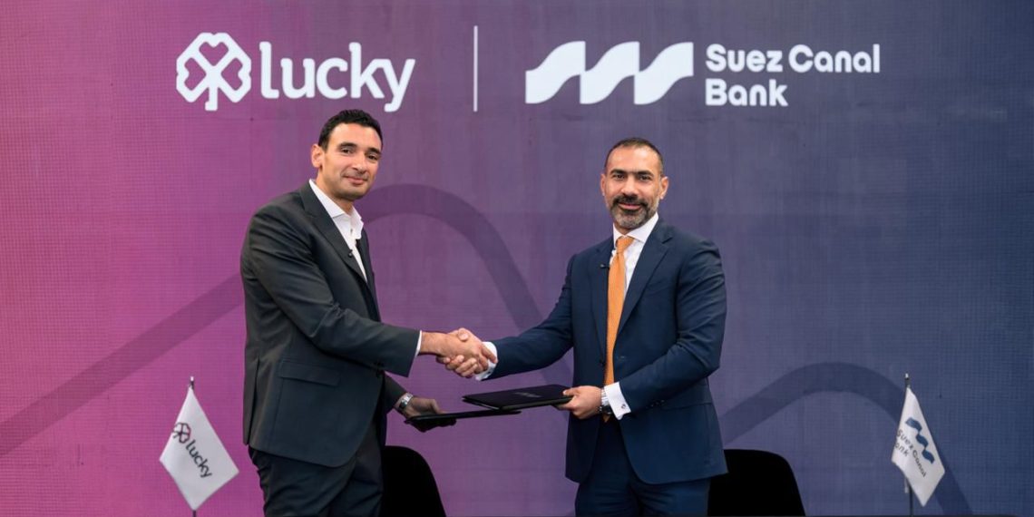 جانب من التوقيع