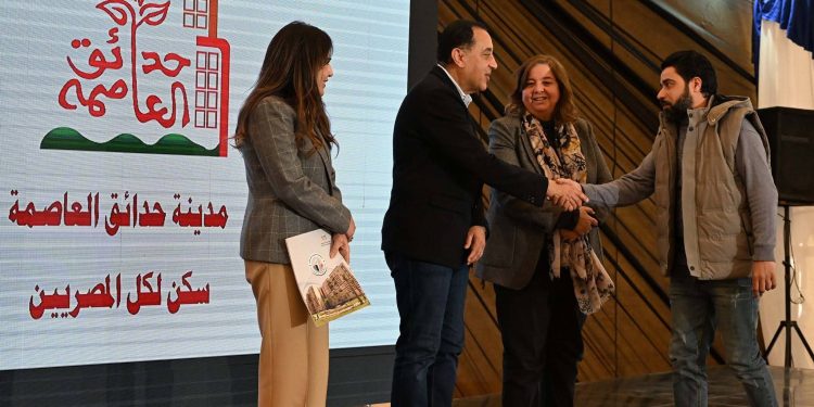 خلال تسلم المستفيدين عقود وحدات سكنية