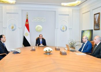 جانب من لقاء الرئيس السيسي برئيس الوزراء ووزير الطيران المدني