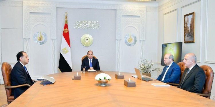 جانب من لقاء الرئيس السيسي برئيس الوزراء ووزير الطيران المدني