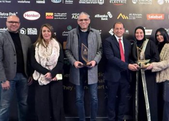 جانب من تسلم الجائزة