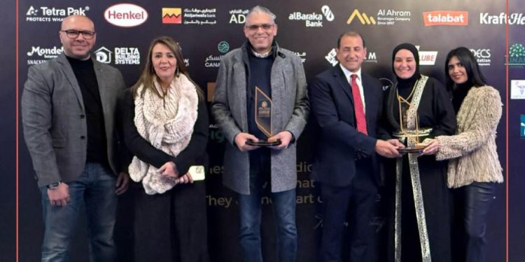 جانب من تسلم الجائزة