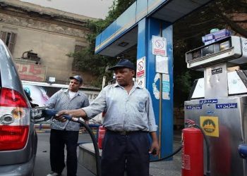 صورة توضيحية_ عامل بنزينة