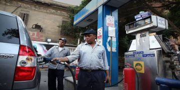 صورة توضيحية_ عامل بنزينة