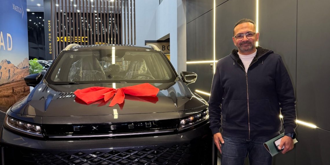 عميل يستلم سيارته إكسيد